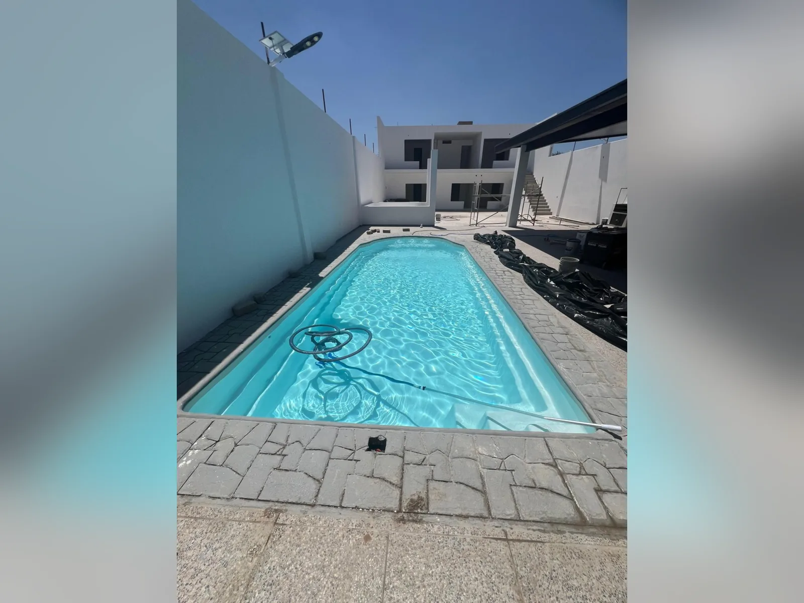 Alberca rectangular 3.60 × 8.20 × 1.40 m, foto real de FibraTank